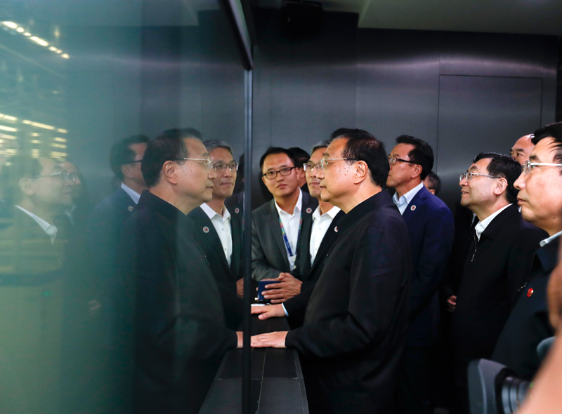 李克強(qiáng)西安考察“三星”：高科技合作一定會(huì)帶來(lái)高附加值回報(bào)